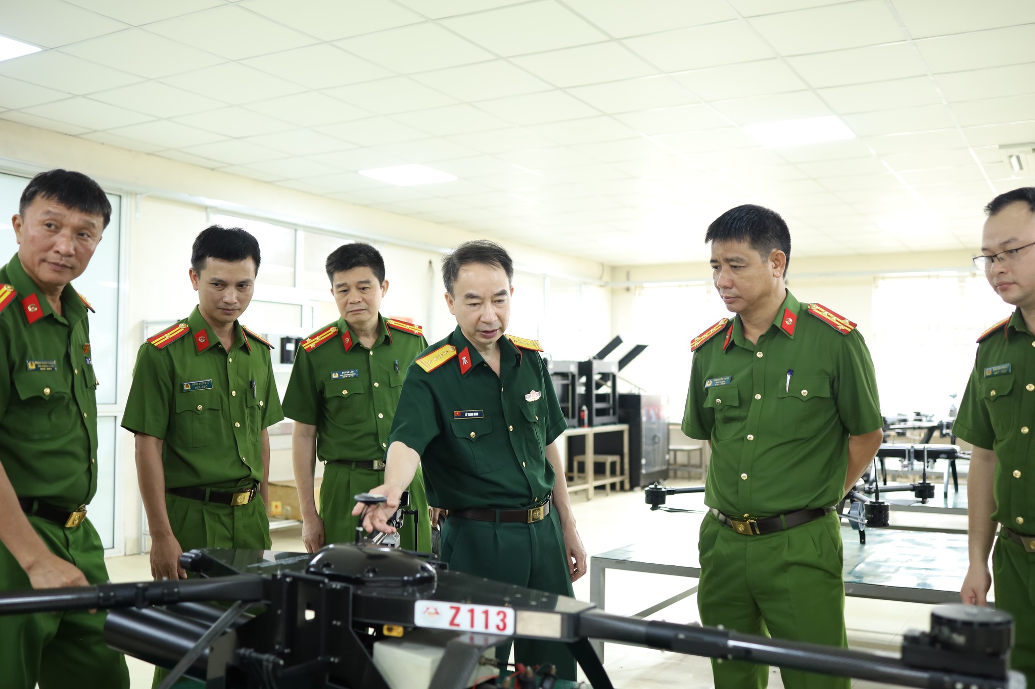 Đại tá Lý Thanh Minh dẫn Đoàn Công tác đến thăm khu vực nghiên cứu và sản xuất máy bay không người lái (UAV) của Nhà máy