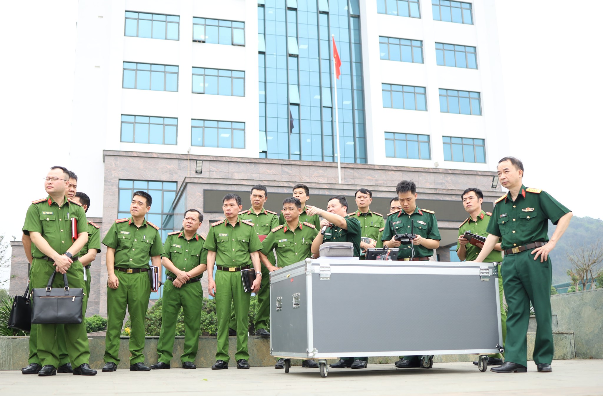Đoàn công tác theo dõi trình diễn sản phẩm phương tiện bay không người lái do Nhà máy nghiên cứu, chế tạo