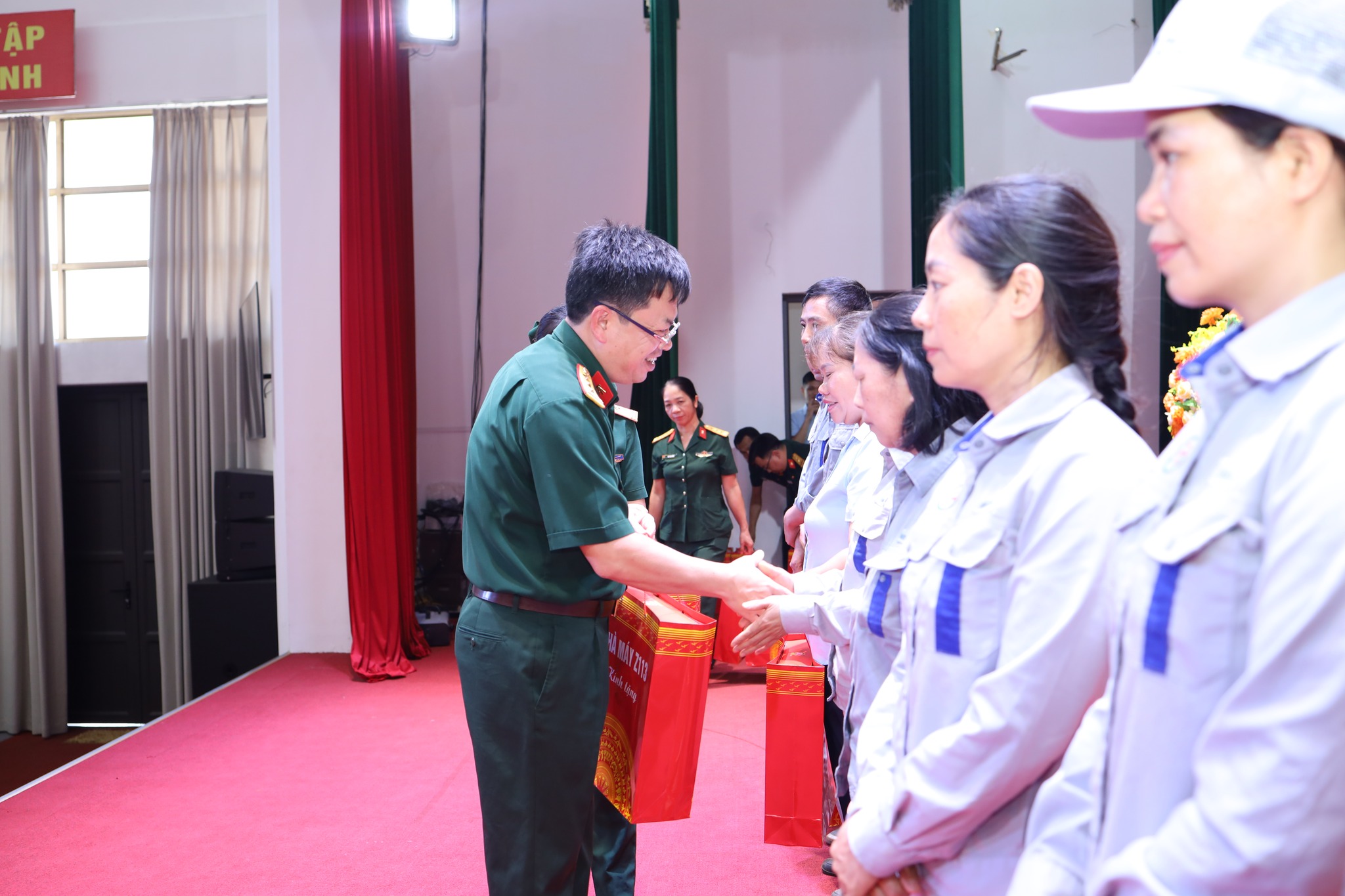 Thượng tá Đào Xuân Độ, Giám đốc Nhà máy trao quà cho CBCNV có hoàn cảnh khó khăn tại buổi lễ