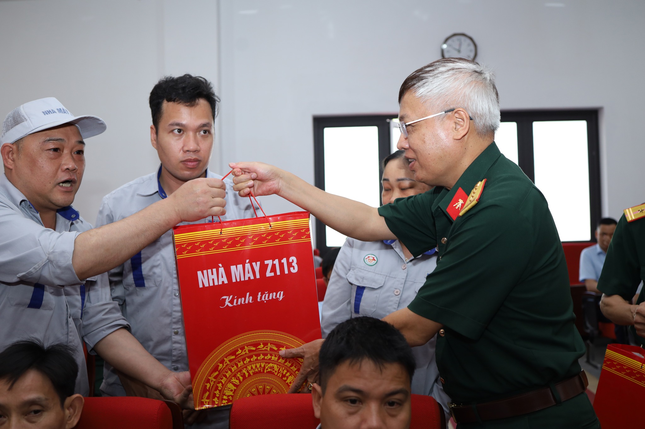 Đại tá Trần Thanh Bình, Bí thư Đảng ủy, Chủ tịch Công ty trao quà cho CBCNV có hoàn cảnh khó khăn tại buổi lễ