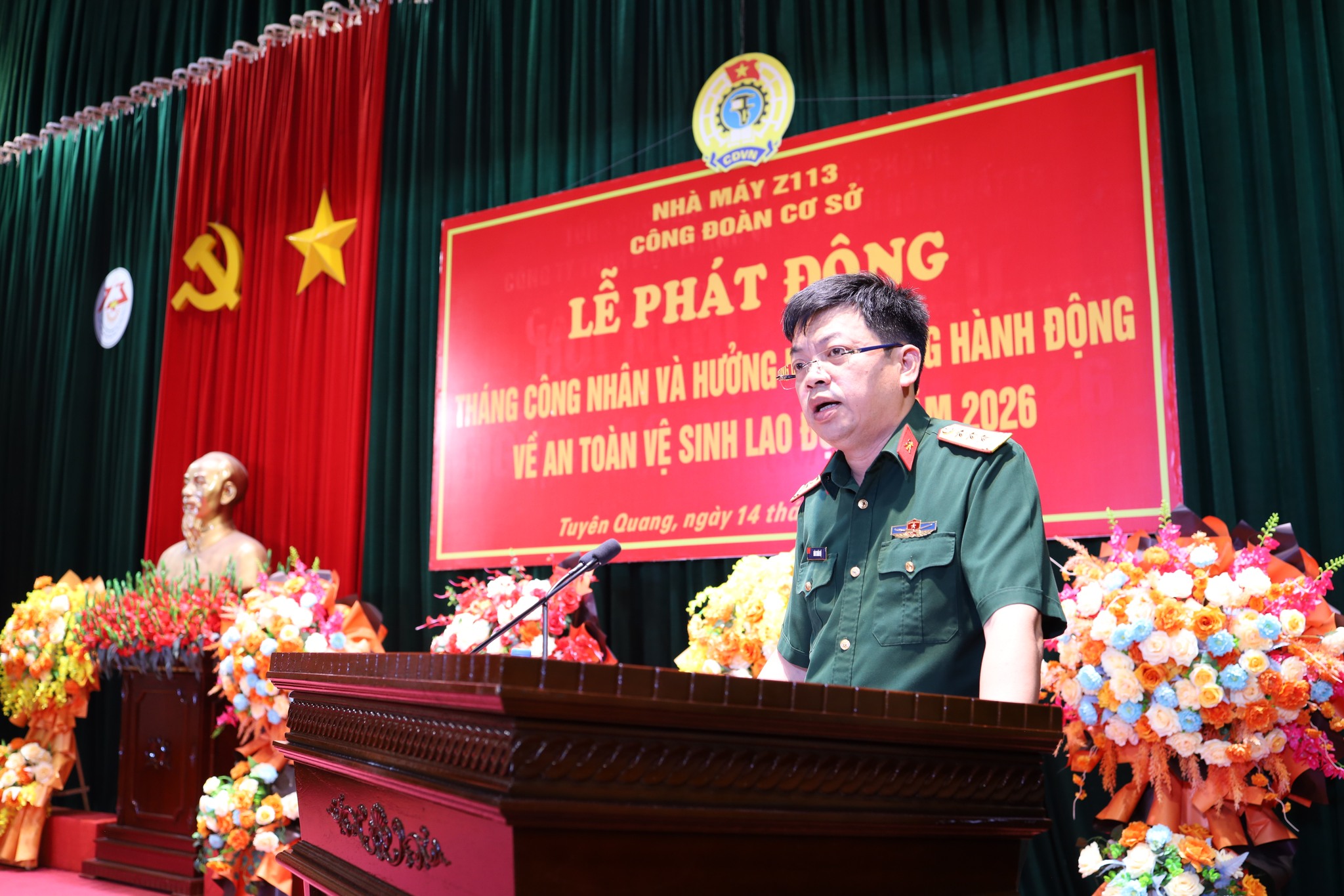 đồng chí Thượng tá Đào Xuân Độ, Giám đốc Nhà máy dự và chỉ đạo Lễ phát động.