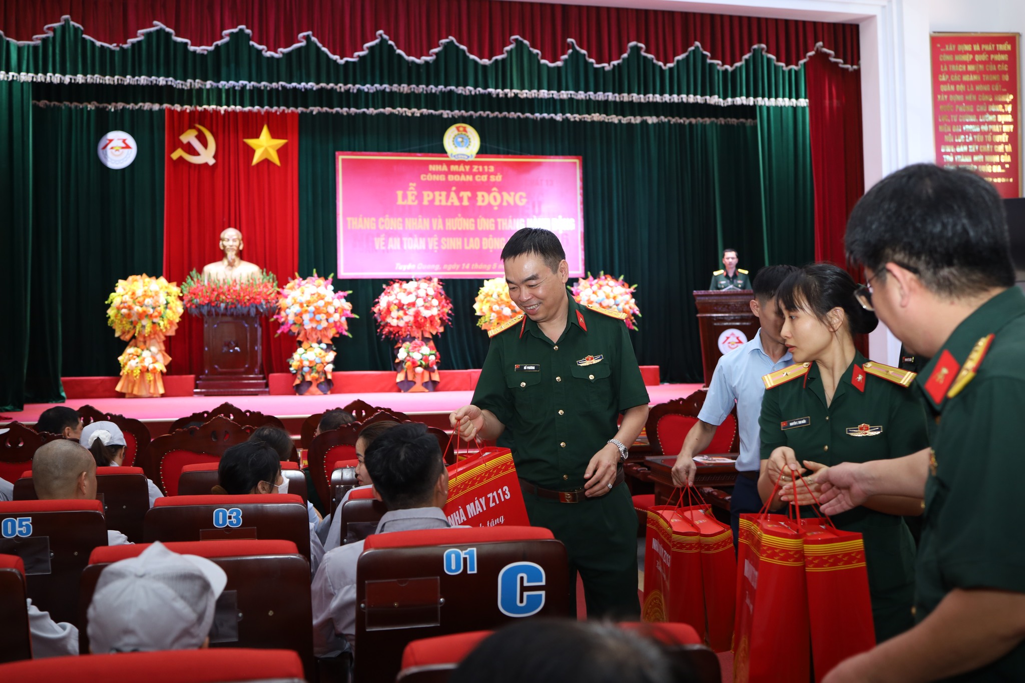 Đại tá Hồ Phương, Phó Giám đốc Nhà máy trao quà cho CBCNV có hoàn cảnh khó khăn tại buổi lễ