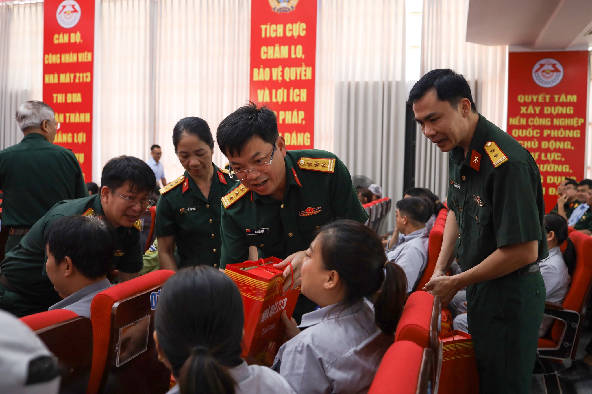 Thượng tá Đào Xuân Độ, Giám đốc Nhà máy trao quà cho CBCNV có hoàn cảnh khó khăn tại buổi lễ