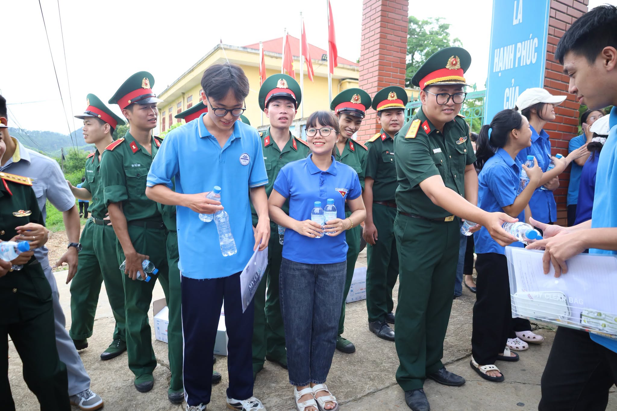 Thanh niên Đoàn cơ sở Z113 tham gia tình nguyện tiếp sức mùa thi 2026